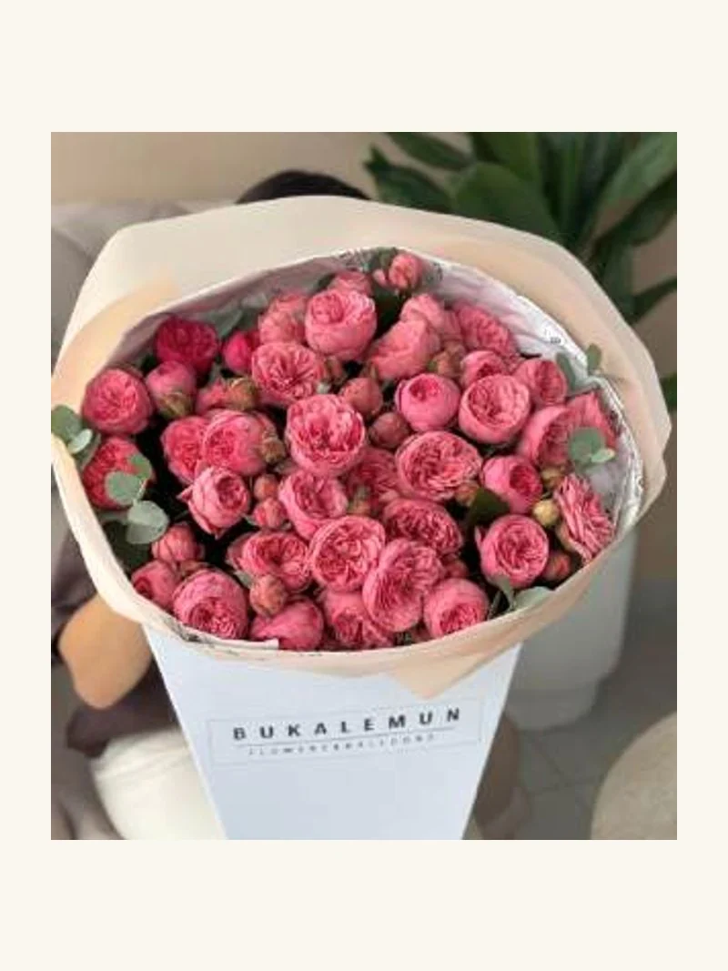 35 пионовидных роз